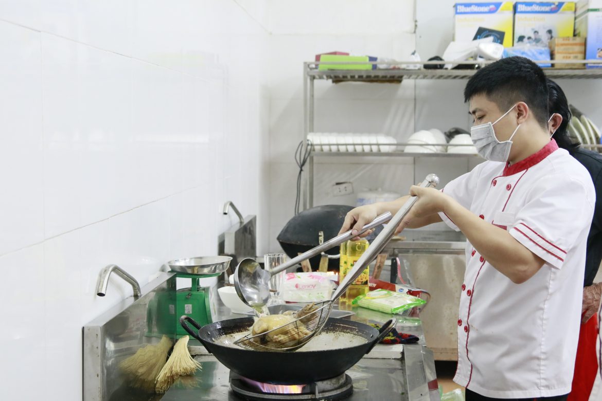 Học Trung cấp nấu ăn: Đi học có lương, ra trường có việc
