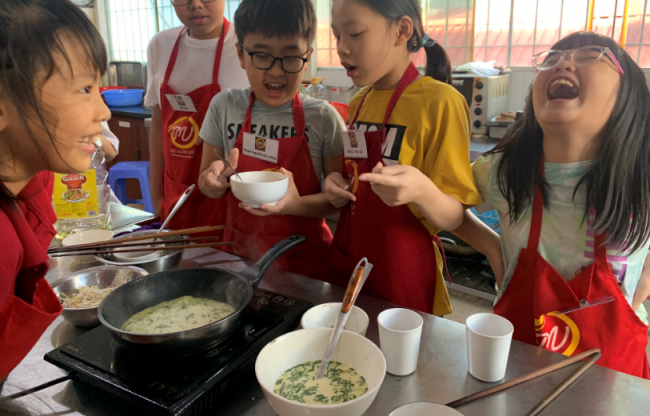 lớp học nấu ăn cho trẻ em.giaoducnghe