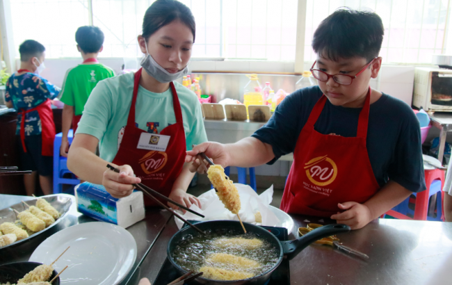 Lớp học nấu ăn cho trẻ em – sân chơi hè hấp dẫn tại Hà Nội