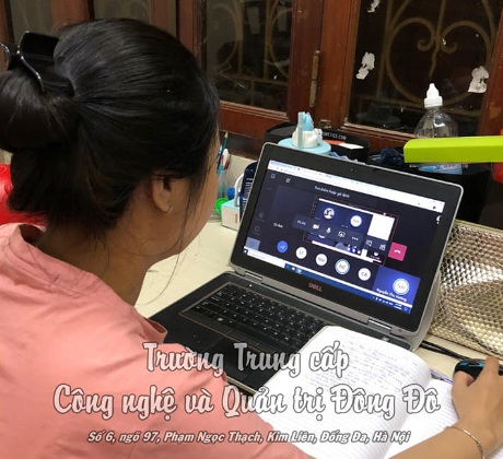 hinh anh sinh vien hoc online tai nha giao duc nghe